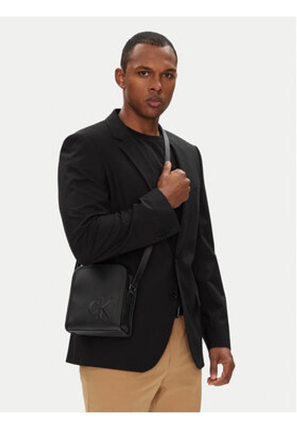 Calvin Klein Saszetka Sculpted Impression Reporter 18 LV04G3157G Czarny. Kolor: czarny. Materiał: skóra