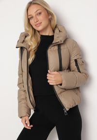 Born2be - Ciemnobeżowa Prosta Kurtka Pikowana z Kapturem i Kieszeniami Mirilda. Okazja: na spacer, na co dzień. Typ kołnierza: kaptur. Kolor: beżowy. Materiał: jeans. Sezon: zima. Styl: klasyczny, casual, elegancki #5