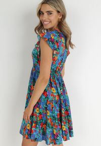 Born2be - Niebieska Rozkloszowana Sukienka z Wiskozy z Falbanką Nespena. Okazja: na co dzień. Typ kołnierza: dekolt w kształcie V. Kolor: niebieski. Wzór: kwiaty. Typ sukienki: proste, rozkloszowane. Materiał: wiskoza. Długość rękawa: krótki rękaw. Sezon: lato. Styl: elegancki, casual #5