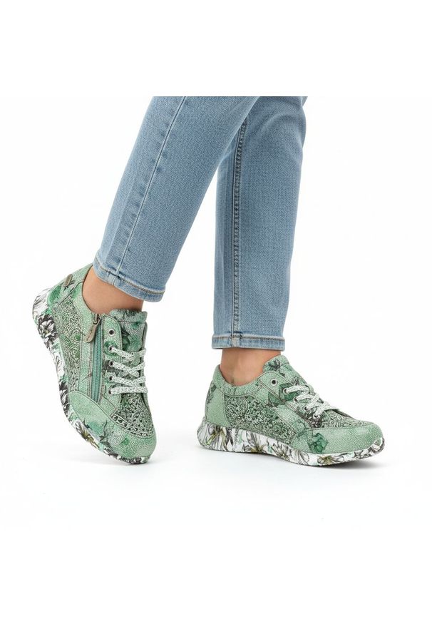 Sneakersy damskie Laura Vita, elastyczne sznurowanie oraz podwyższona podeszwa z nadrukiem na obwodzie, zielone, 06 SL3015-6G. Okazja: na co dzień. Zapięcie: sznurówki. Kolor: zielony. Materiał: jeans. Wzór: nadruk. Sezon: wiosna, lato. Styl: casual