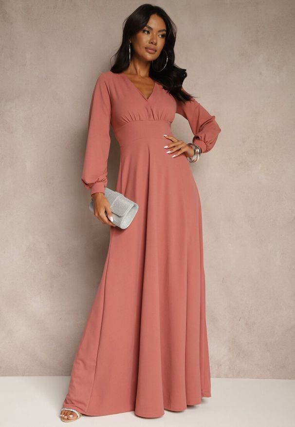 Renee - Różowa Koktajlowa Sukienka z Ozdobnym Rozcięciem na Nogę Erullia. Okazja: na imprezę. Kolor: różowy. Styl: wizytowy