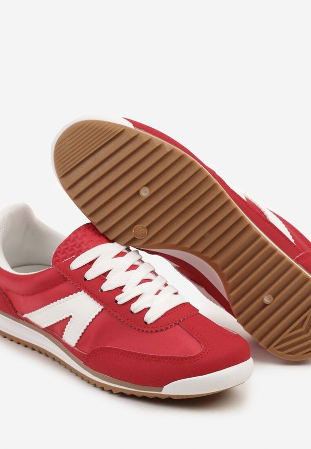 Renee - Czerwone Sneakersy Klasyczne Tenisówki Zdobione Przeszyciami Bortewi. Zapięcie: sznurówki. Kolor: czerwony. Materiał: jeans. Wzór: aplikacja