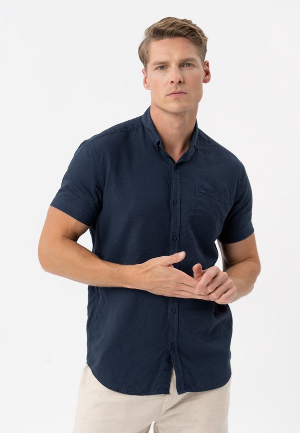 Volcano - Koszula z lnem, Regular Fit, C-NIL. Typ kołnierza: kołnierzyk klasyczny, button down. Kolekcja: plus size. Materiał: len. Długość rękawa: krótki rękaw. Długość: krótkie. Sezon: wiosna, lato. Styl: klasyczny, wakacyjny