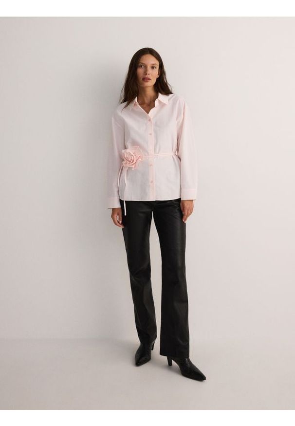 Reserved - Koszula z różą - pastelowy róż. Kolor: różowy. Materiał: bawełna, tkanina