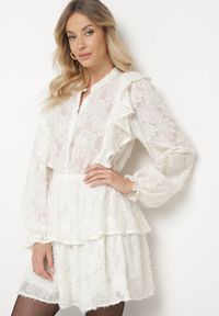 Born2be - Jasnobeżowa Rozkloszowana Sukienka Ozdobiona Falbankami z Gumką w Pasie Zinaviya. Okazja: na co dzień. Typ kołnierza: kołnierz z falbankami. Kolor: beżowy. Wzór: aplikacja. Typ sukienki: proste. Styl: casual, elegancki #1