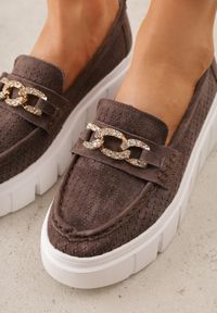 Born2be - Brązowe Skórzane Mokasyny na Grubej Podeszwie Zdobione Perforacją i Łańcuszkiem Ariuk. Okazja: do pracy, na co dzień. Kolor: brązowy. Materiał: skóra. Wzór: aplikacja. Styl: elegancki, casual #7