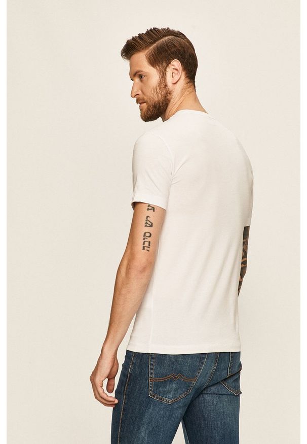 EA7 Emporio Armani - T-shirt. Kolor: biały. Materiał: dzianina