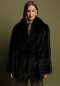 Born2be - Czarna Kurtka Futerko o Prostym Kroju z Cienkim Wiązanym Paskiem Casatte. Okazja: na spotkanie biznesowe, do pracy. Typ kołnierza: golf. Kolor: czarny. Materiał: futro. Wzór: aplikacja. Styl: biznesowy #1