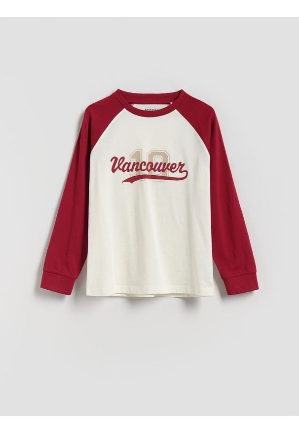 Reserved - Bawełniany longsleeve z nadrukiem - złamana biel. Materiał: bawełna. Długość rękawa: długi rękaw. Wzór: nadruk