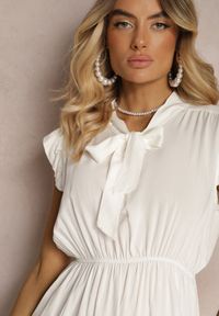 Renee - Biała Sukienka Rozkloszowana z Gumką w Talii i Wiązaniem przy Dekolcie Naque. Okazja: na co dzień. Kolor: biały. Styl: casual #3