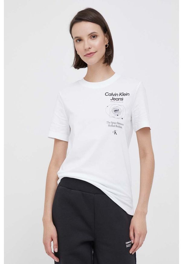 Calvin Klein Jeans t-shirt bawełniany kolor biały. Kolor: biały. Materiał: bawełna. Długość rękawa: krótki rękaw. Długość: krótkie. Wzór: nadruk. Styl: klasyczny