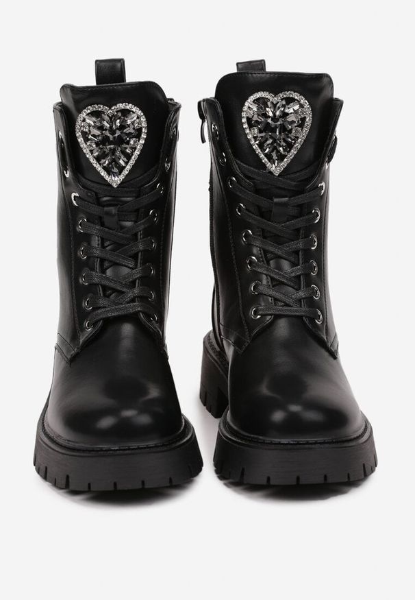 Born2be - Czarne Botki w Stylu Workerów na Grubej Podeszwie z Tłoczeniem i Cyrkoniowym Sercem Ravasia. Okazja: na co dzień. Kolor: czarny. Materiał: jeans. Styl: casual, elegancki, wizytowy