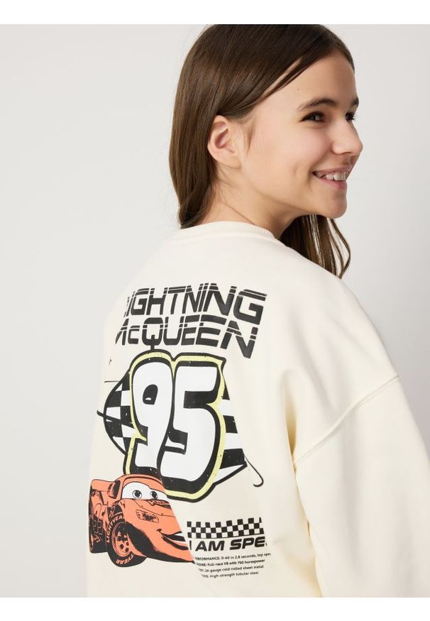 Reserved - Bluza z nadrukiem Auta - złamana biel. Materiał: bawełna. Wzór: nadruk