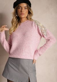 Renee - Różowy Sweter z Przezroczystymi Wstawkami z Cyrkoniami Perełkami i Cekinami z Wełną Tiarinae. Okazja: na co dzień, na spotkanie biznesowe, do pracy. Kolor: różowy. Materiał: wełna. Sezon: jesień, zima. Styl: klasyczny, biznesowy, casual #4