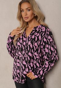 Renee - Czarno-Różowa Bluzka z Guzikami i Długim Rękawem w Geometryczny Print Daphira. Kolor: czarny. Długość rękawa: długi rękaw. Długość: długie. Wzór: geometria, nadruk