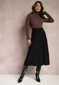 Renee - Czarna Dzianinowa Spódnica Midi z Gumką w Pasie Versarra. Kolor: czarny. Materiał: dzianina. Wzór: gładki