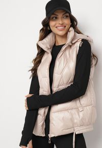 Born2be - Jasnobeżowa Kamizelka z Odpinanym Kapturem i Ozdobnym Pikowaniem Arreanne. Okazja: na co dzień. Kolor: beżowy. Materiał: jeans. Sezon: wiosna, jesień. Styl: sportowy, casual, elegancki #4