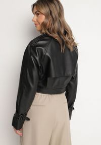 Born2be - Czarna Kurtka Ramoneska o Krótkim Fasonie Typu Trencz Nilanelia. Kolor: czarny. Materiał: jeans. Długość rękawa: długi rękaw. Długość: krótkie. Styl: klasyczny, elegancki #3