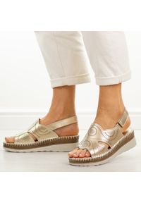Złote skórzane sandały damskie na koturnie S.Barski 5916. Okazja: na co dzień. Zapięcie: rzepy. Kolor: biały. Materiał: skóra. Sezon: wiosna, lato. Obcas: na koturnie. Styl: casual #1