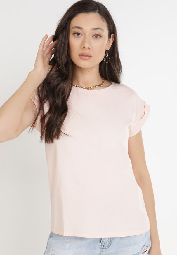 Born2be - Jasnoróżowy T-shirt Kisenia. Kolor: różowy. Materiał: tkanina, materiał, bawełna. Długość: krótkie