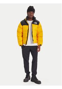 The North Face Kurtka puchowa 1996 Retro Nuptse NF0A3C8D Żółty Loose Fit. Kolor: żółty. Materiał: syntetyk. Styl: retro