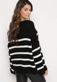 Born2be - Czarny Dzianinowy Sweter z Długimi Szerokimi Rękawami w Pasy Samsoni. Kolor: czarny. Materiał: dzianina. Długość: długie #4