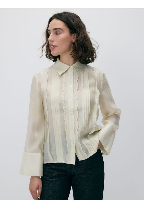 Reserved - Koszula z ozdobnymi detalami - złamana biel. Materiał: tkanina, wiskoza. Styl: klasyczny