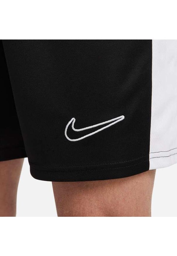 Spodnie sportowe męskie Nike DV9742. Kolor: szary. Materiał: syntetyk, materiał. Długość: krótkie. Sport: piłka nożna