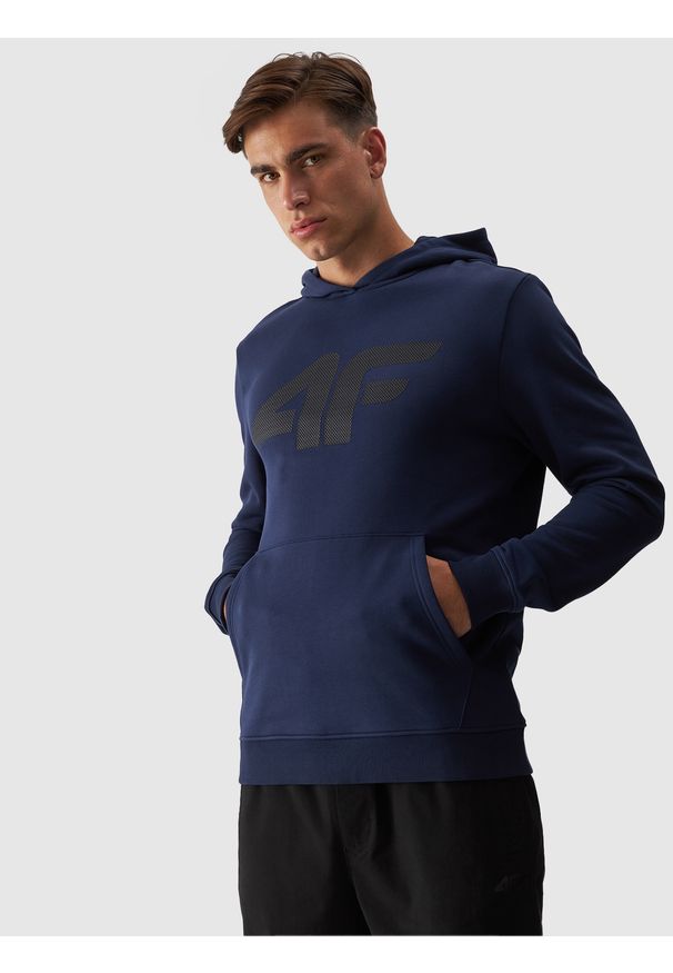 4f - 4F Bluza dresowa nierozpinana z kapturem męska - granatowa XL. Okazja: na co dzień. Typ kołnierza: kaptur. Kolor: niebieski. Materiał: dresówka. Wzór: nadruk, gładki, ze splotem. Styl: casual, sportowy