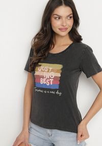 Born2be - Czarny Bawełniany T-shirt Ozdobiony Nadrukiem Alonera. Okazja: na co dzień, na spacer. Kolor: czarny. Materiał: bawełna. Wzór: aplikacja, nadruk. Styl: casual