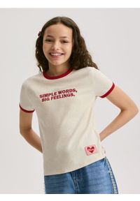 Reserved - T-shirt z haftowanym napisem - beżowy. Kolor: beżowy. Materiał: bawełna. Wzór: napisy, haft