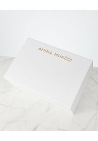 AMINA MUADDI - Czarne sandały z kryształami Gilda. Kolor: czarny. Materiał: satyna. Wzór: aplikacja. Obcas: na obcasie. Wysokość obcasa: średni