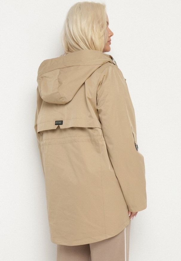 Born2be - Ciemnobeżowa Kurtka Parka z Kapturem i Kieszeniami Eradilla. Okazja: na spacer, na co dzień. Typ kołnierza: kaptur. Kolekcja: plus size. Kolor: beżowy. Długość rękawa: długi rękaw. Długość: długie. Wzór: aplikacja. Styl: elegancki, casual, klasyczny