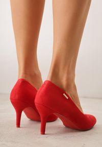 Renee - Czerwone Czółenka Pherinca. Zapięcie: bez zapięcia. Kolor: czerwony. Szerokość cholewki: normalna. Wzór: gładki, aplikacja. Obcas: na obcasie. Styl: elegancki. Wysokość obcasa: średni #2