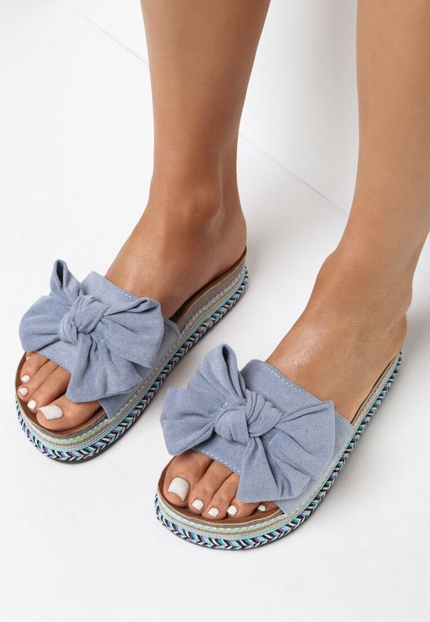 Born2be - Niebieskie Klapki Hyrmamene. Kolor: niebieski. Materiał: jeans. Wzór: ze splotem, aplikacja. Styl: klasyczny