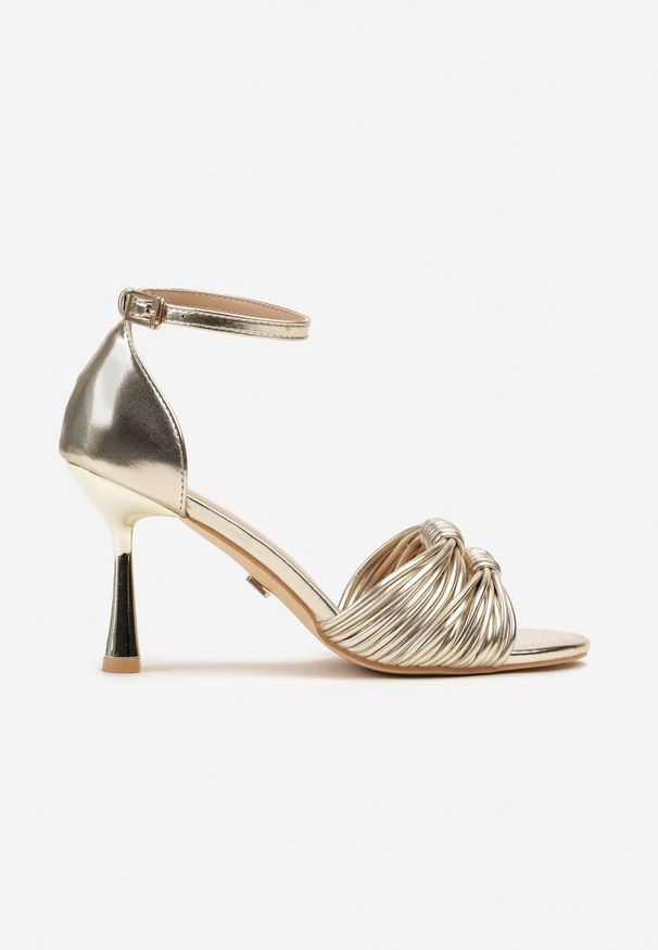 Renee - Złote Sandały na Szpilce Vices Ozdobione Supełkami Saromelle. Okazja: na randkę, na imprezę. Zapięcie: sprzączka. Kolor: złoty. Wzór: aplikacja. Sezon: lato. Obcas: na szpilce. Styl: elegancki, klasyczny. Wysokość obcasa: średni