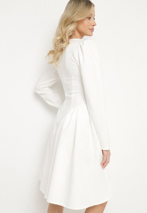 Born2be - Biała Rozkloszowana Sukienka z Usztywnianymi Miseczkami Tillimara. Kolor: biały. Typ sukienki: dopasowane