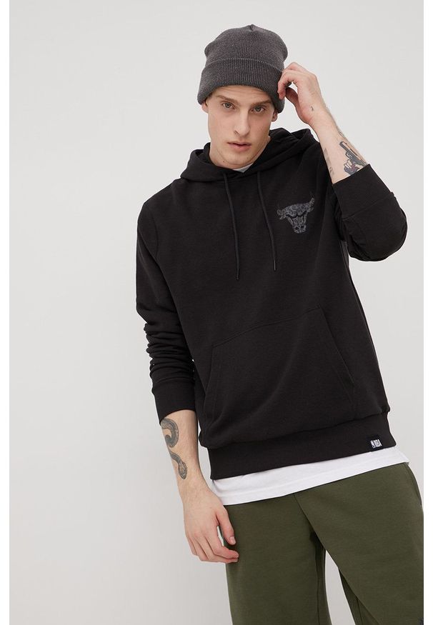 New Era bluza męska kolor czarny z kapturem z nadrukiem. Typ kołnierza: kaptur. Kolor: czarny. Wzór: nadruk