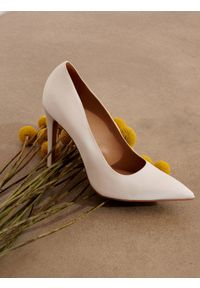 Kazar - Białe eleganckie szpilki z tkaniny dla Panny Młodej. Okazja: na ślub cywilny, na wesele. Kolor: biały. Materiał: tkanina. Szerokość cholewki: normalna. Obcas: na szpilce. Styl: elegancki, młodzieżowy. Wysokość obcasa: średni #5