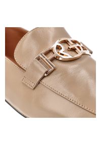 Półbuty damskie S.Barski, cholewka skóra naturalna licowa gładka fason niski kwadratowy nosek ozdobny metalowy element na podbiciu niski stabilny obc. Kolor: beżowy. Materiał: skóra. Szerokość cholewki: normalna. Wzór: gładki. Obcas: na obcasie. Wysokość obcasa: średni #2