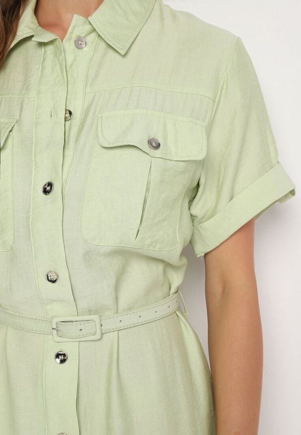 Born2be - Zielona Wiskozowa Sukienka o Koszulowym Kroju z Paskiem Nelavyn. Okazja: na co dzień, do pracy. Kolor: zielony. Materiał: wiskoza. Długość rękawa: krótki rękaw. Typ sukienki: koszulowe. Styl: casual, elegancki