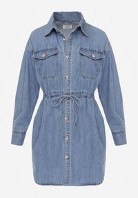 Renee - Niebieska Jeansowa Bawełniana Sukienka Koszulowa z Wiązaniem i Marszczeniem Enatta. Okazja: na co dzień. Kolor: niebieski. Materiał: bawełna, jeans. Wzór: aplikacja. Sezon: lato. Typ sukienki: koszulowe. Styl: casual #3