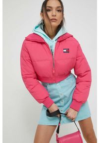 Tommy Jeans kurtka damska kolor różowy zimowa. Kolor: różowy. Materiał: puch, poliamid. Sezon: zima