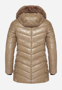 Born2be - Brązowa Pikowana Kurtka z Kapturem z Futerkiem Zorria. Typ kołnierza: kaptur. Kolekcja: plus size. Kolor: brązowy. Materiał: futro. Wzór: aplikacja #5