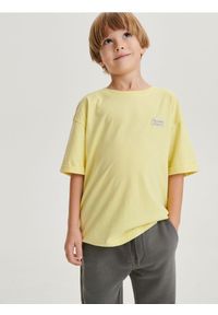 Reserved - T-shirt oversize z naszywką - żółty. Kolor: żółty. Materiał: bawełna, dzianina. Wzór: aplikacja