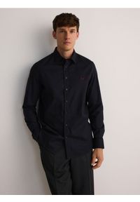 Reserved - Koszula slim fit z haftem - czarny. Kolor: czarny. Materiał: tkanina, bawełna. Wzór: haft