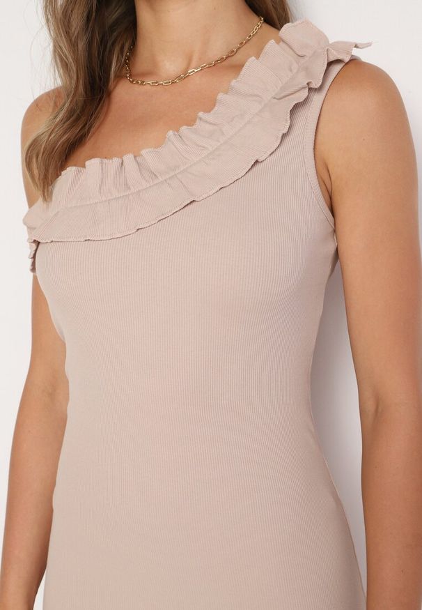 Born2be - Beżowa Asymetryczna Sukienka z Bawełny Ozdobiona Falbanką przy Dekolcie Vikillis. Kolor: beżowy. Materiał: bawełna. Długość rękawa: krótki rękaw. Wzór: aplikacja. Typ sukienki: asymetryczne. Styl: klasyczny