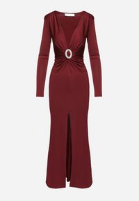 Born2be - Bordowa Wieczorowa Taliowana Sukienka Ozdobiona Marszczeniem i Metaliczną Aplikacją Emirella. Kolor: czerwony. Wzór: aplikacja. Typ sukienki: proste. Styl: wizytowy #6