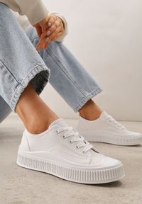 Renee - Białe Klasyczne Trampki na Żłobionej Podeszwie Levanatia. Kolor: biały. Materiał: jeans, koronka. Styl: klasyczny #1