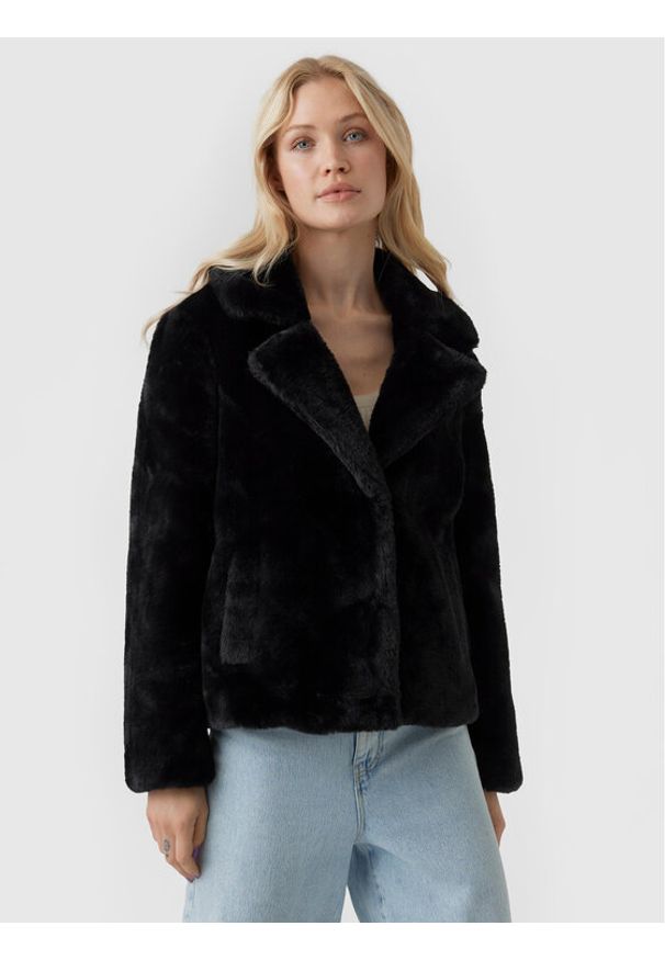 Futro Vero Moda. Kolor: czarny. Materiał: futro
